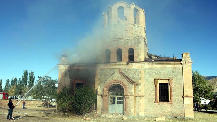 Tarihi Oltu Rus Kilisesi’ni yaktılar