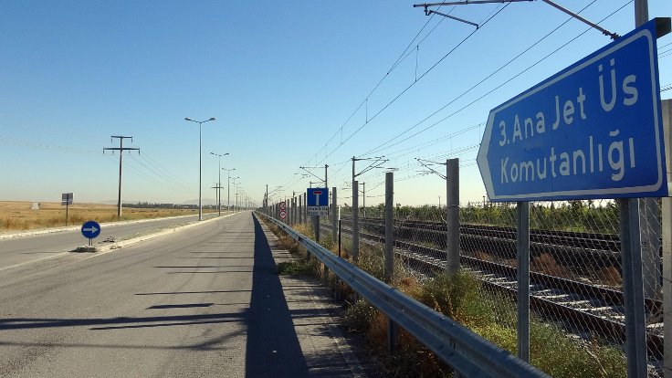 Alman vekiller Konya’daki üssü ziyaret etti