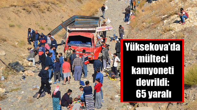 Yüksekova’da mülteci kamyoneti devrildi: 65 yaralı