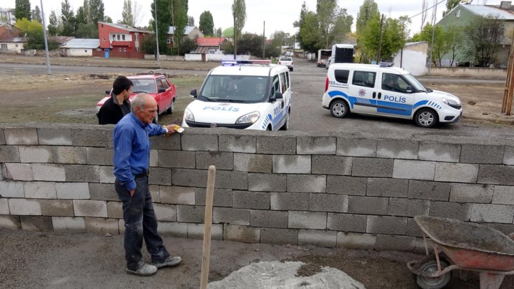 ‘Tapulu malımız’ diyerek yola duvar ördü