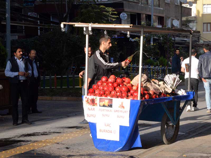 Zabıta müdahale edince sinirlenerek tezgahını yakmak istedi