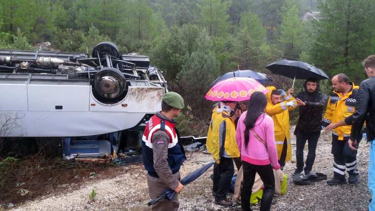 Turistleri taşıyan tur otobüsü şarampole yuvarlandı