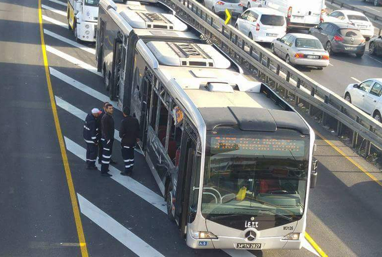 İki metrobüs çarpıştı: 24 yaralı