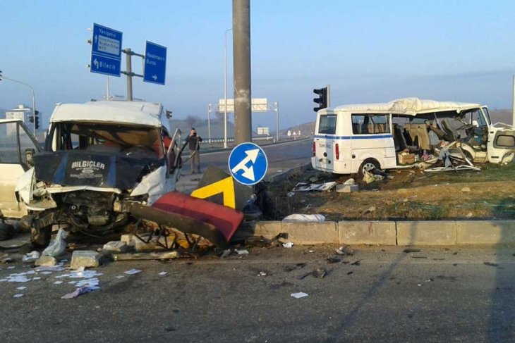 Bursa’da 2 işçi servisi çarpıştı: 3 ölü, 27 yaralı