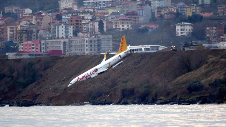 Trabzon’da yamaca saplanan uçak vinçle çekilecek