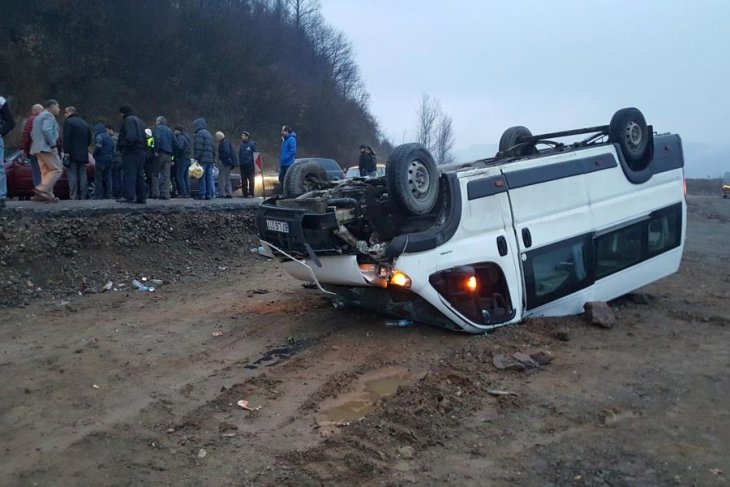 Zonguldak’ta işçi servisi devrildi: 15 yaralı