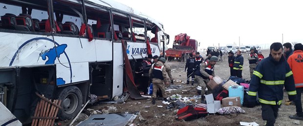 Van’da yolcu otobüsü devrildi