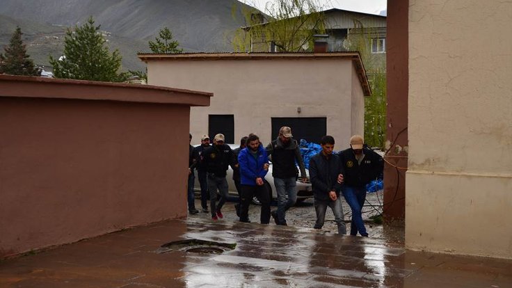 Hakkari’de 9 polis tutuklandı