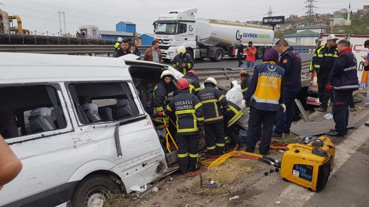 Vali ve kaymakam eşlerini taşıyan minibüse TIR çarptı