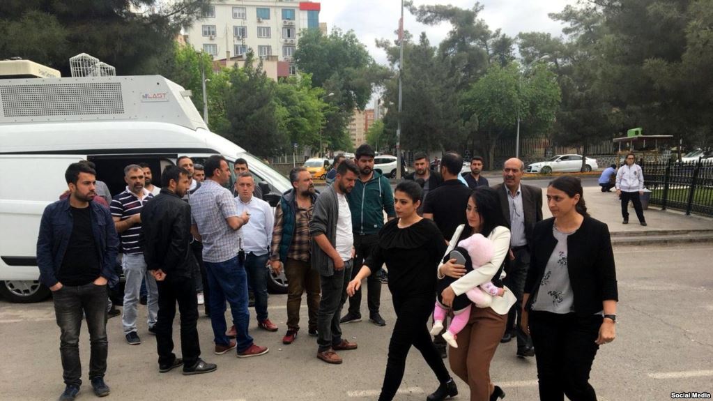 ‘Çocuklar ölmesin’ diyen Ayşe Öğretmen bebeğiyle cezaevine girdi