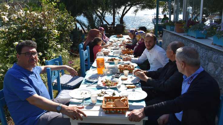 Tayini çıkan arkadaşlarının ardından kurban kestiler