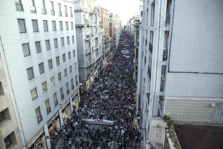 Filistin’deki katliam Taksim’de protesto edildi