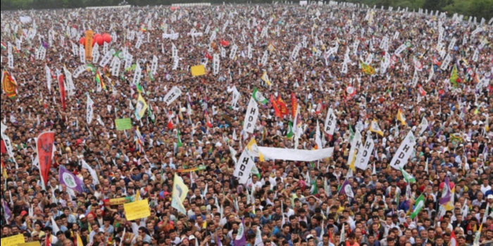 HDP ilk seçim mitingini eş zamanlı olarak Türkiye’nin iki ayrı ucunda yapıyor