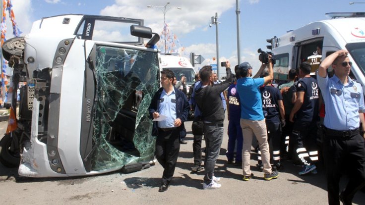 Polis aracıyla asker minibüsü çarpıştı