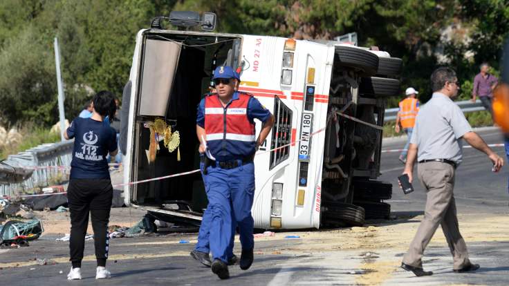 İşçi minibüsü devrildi: 3 ölü, 30 yaralı