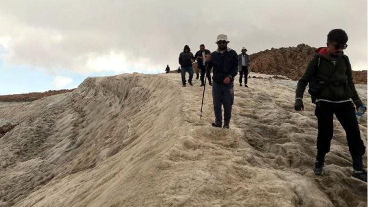 Van Gölü tırmanışında uçak parçaları buldular!