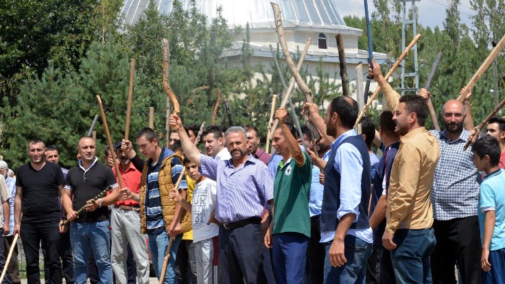 Köyde iki aileye linç girişimi