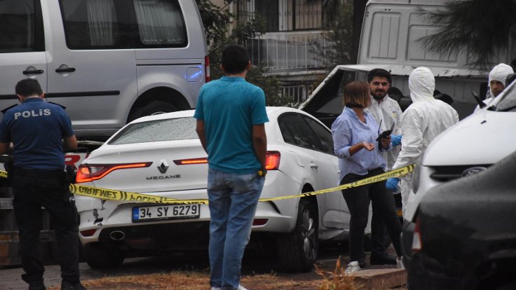 Kaza yapan araçta bıçaklanmış ceset bulundu