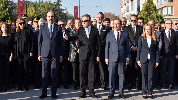 Sirenler eşliğinde İstiklal Marşı: Vali alanda görevden aldı!