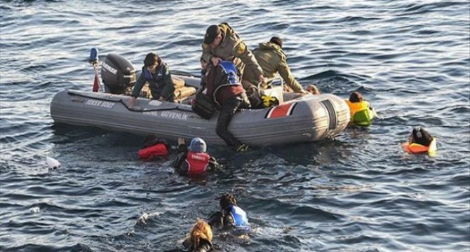 İzmir’de göçmenleri taşıyan tekne battı: 10 kişi kayıp