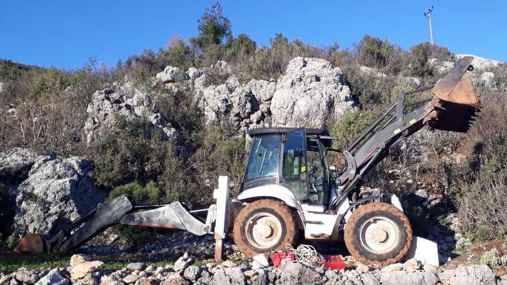 Çaldığı kepçeyi boyayıp sahibine satmaya kalktı