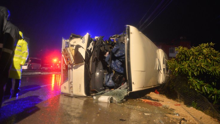 Adana’da kaza: 3 kişi öldü, 13 kişi yaralandı