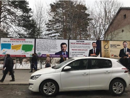 Selahattin Demirtaş’ın mesajı Tatvan’daki billboardlara asıldı