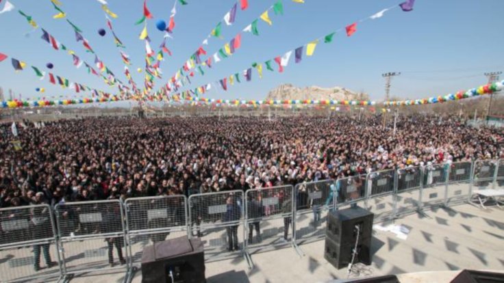 Van Kalesi eteklerinde Newroz kutlaması