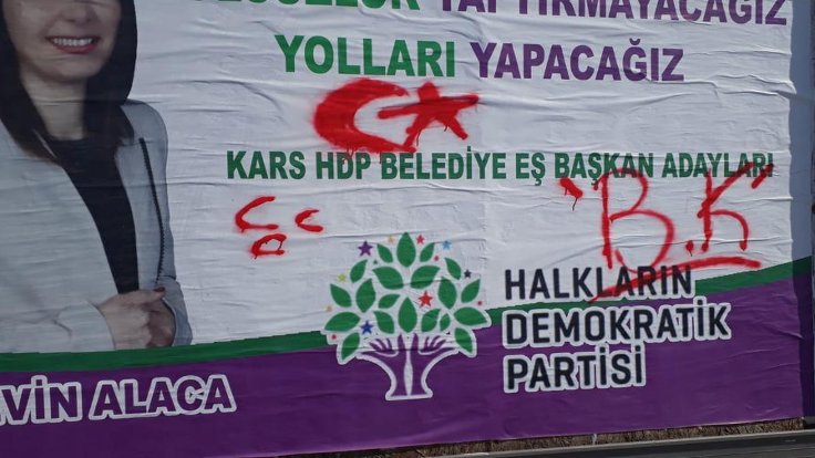 Kars’ta HDP reklam panolarına ırkçı saldırı düzenlendi