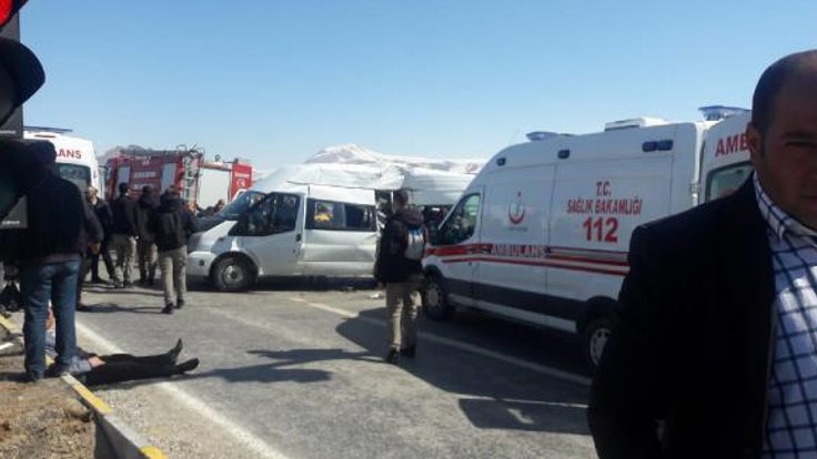 Hakkari – Van yolunda kaza: 2 ölü 15 yaralı!