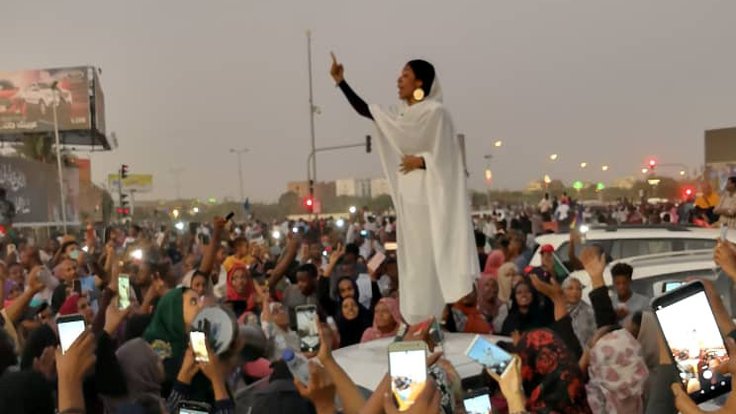 Sudan’daki protestoların kadın sembolü: Mermi öldürmez, susmak öldürür