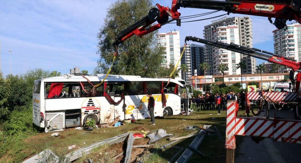 Yolcu otobüsü devrildi: 2 ölü, 29 yaralı