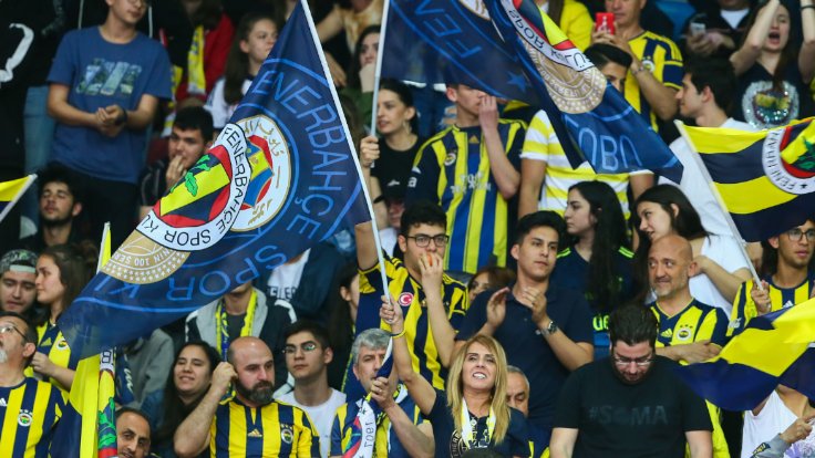 Fenerbahçe’nin bağış gecesinde bir Galatasaraylı, 100 adet forma aldı