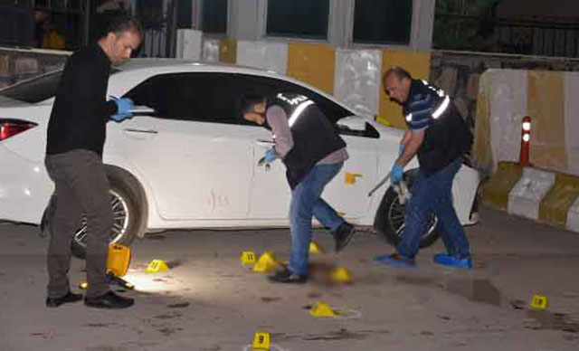 Polis merkezi önünde silahlı kavga: 2 ölü, 1’i polis 5 yaralı