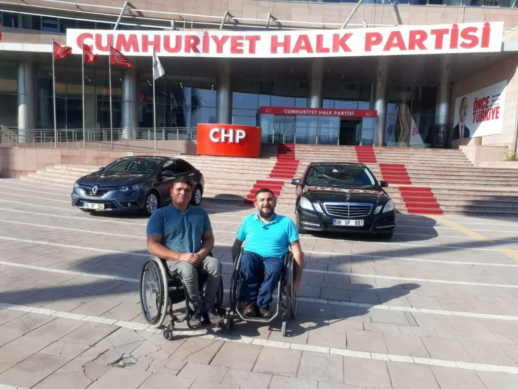 Engelli aktivistler CHP önünde açlık grevinde başladı