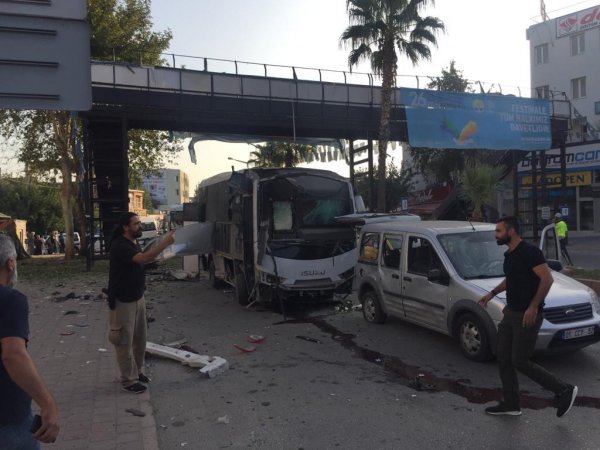 Adana’da polis otobüsünün geçişi sırasında patlama