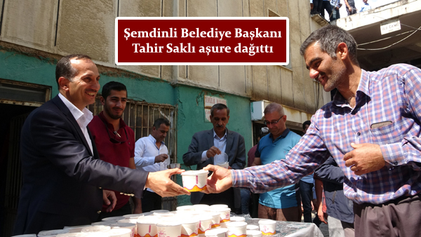 Şemdinli Belediye Başkanı Tahir Saklı aşure dağıttı