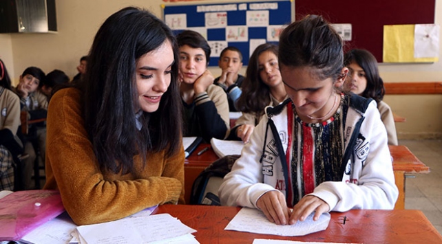 Reyhan öğretmen görmeyen öğrencisine ışık oldu