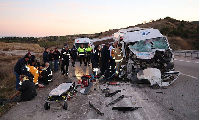 Çanakkale’de işçi minibüsü vince çarptı: 15 yaralı