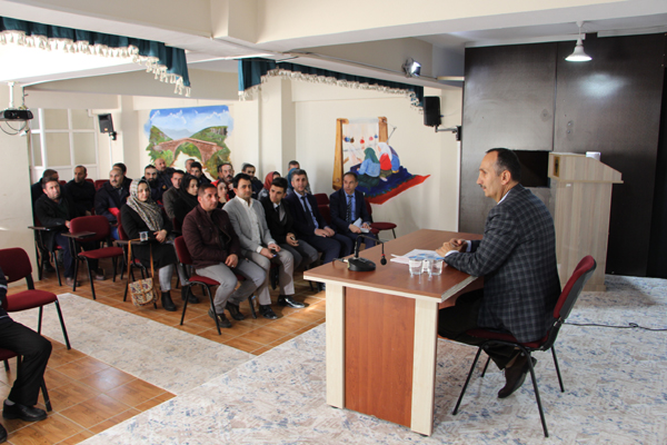 Şemdinli Belediye Başkanı Tahir Saklı, personellerle yılın ilk toplantısını yaptı