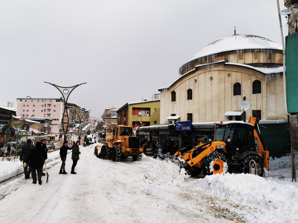 Şemdinli Belediyesi’nden kar temizleme çalışması