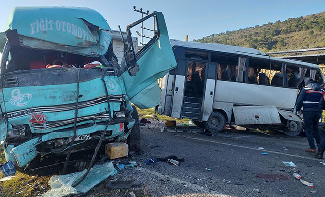 İzmir’de feci kaza: 4 ölü, 8 yaralı