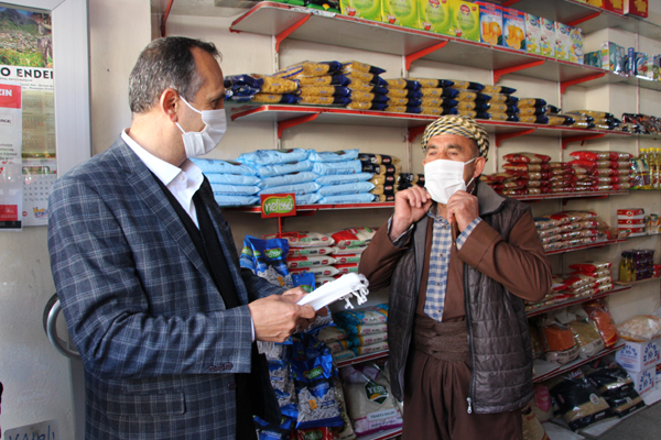 Şemdinli Belediye Başkanı Saklı, maske dağıttı