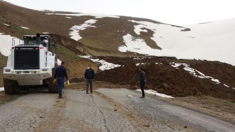 Yüksekova’da heyelan… 11 köy ve mezranın yolu kapandı