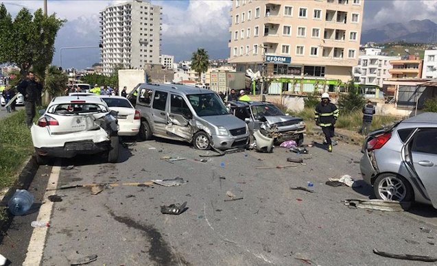 Freni boşalan tır çok sayıda araca çarptı: 5 ölü, 15 yaralı