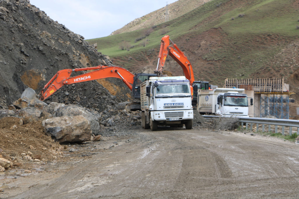 Yüksekova-Hakkari karayolu kontrollü olarak ulaşıma açıldı