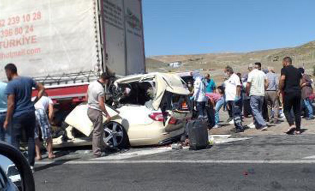 Ankara’da TIR’a çarpan otomobildeki 5 kişi öldü