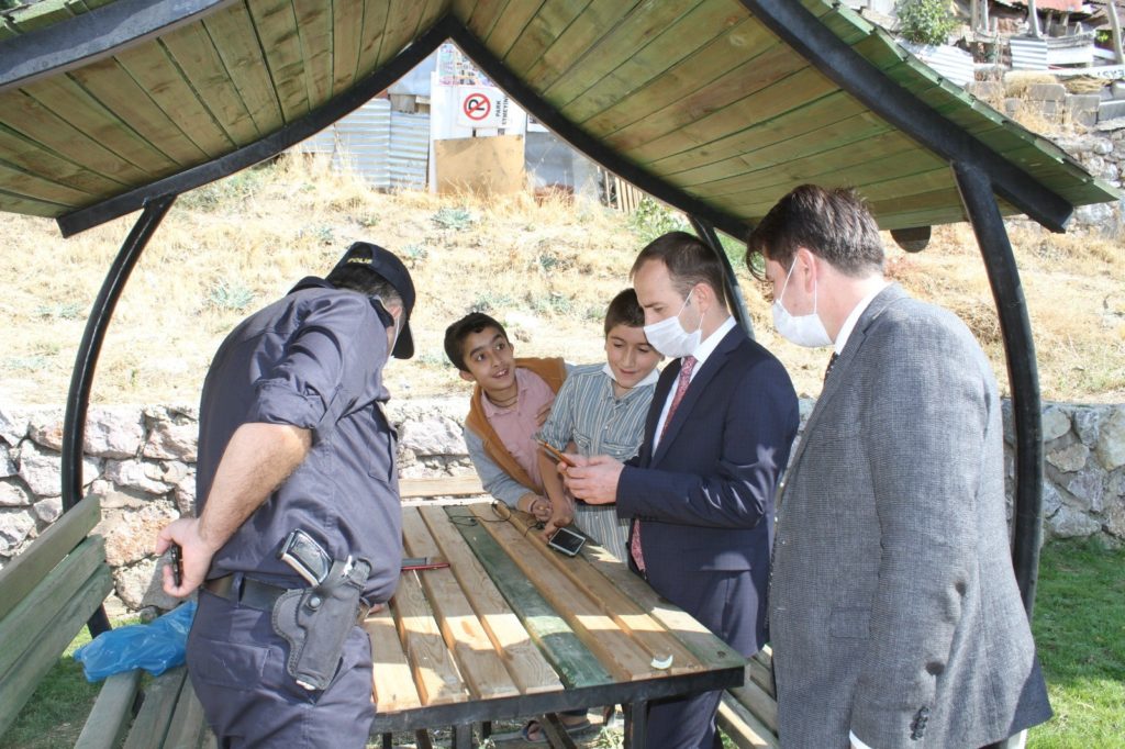 Kaymakam Güven, öğrencilerle EBA canlı yayınına bağlandı