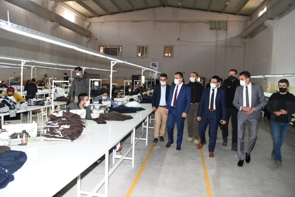 Vali Akbıyık, 120 kişiyi istihdam eden tekstil atölyesini ziyaret etti