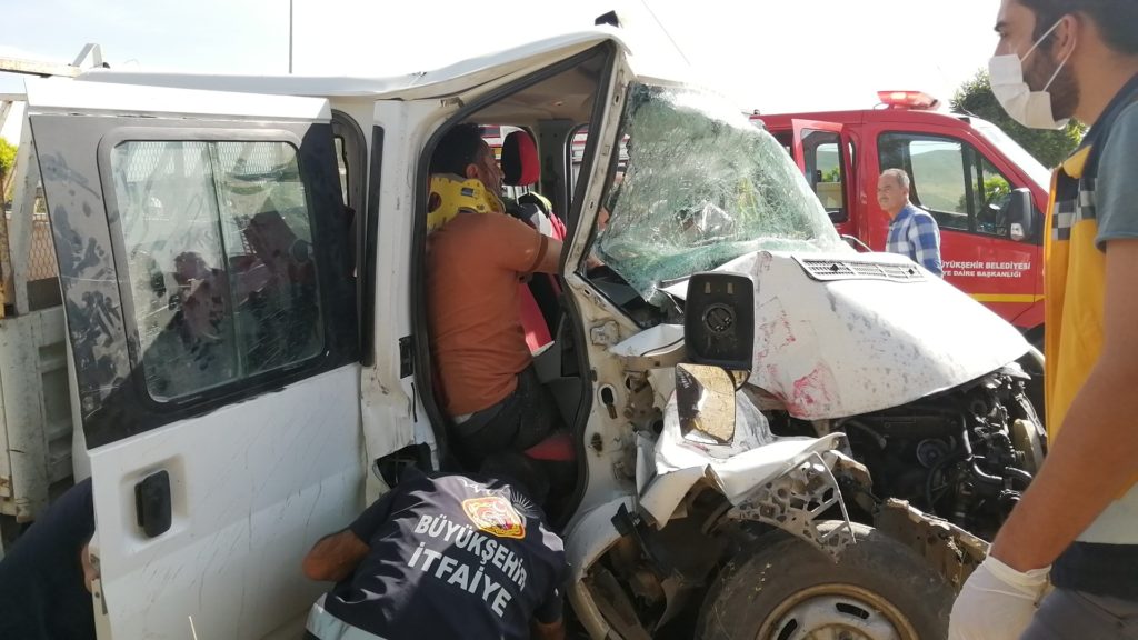 Van’da araçta sıkışan sürücüyü itfaiye kurtardı